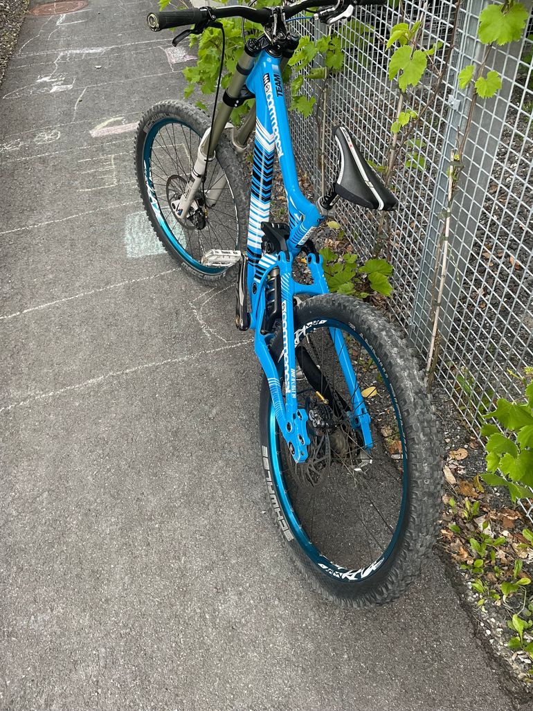 Used Commencal SUPREME DH V4 RACE ROCKSHOX 650B 2016 2016 Mountainbike — image 4 of 5