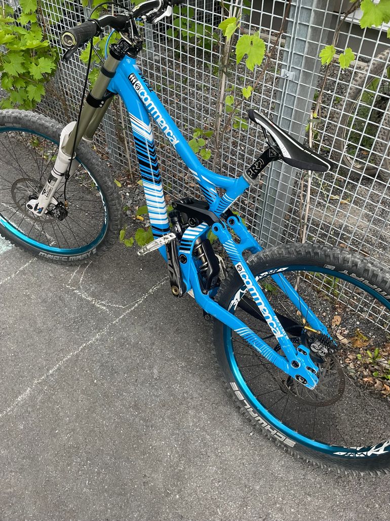 Used Commencal SUPREME DH V4 RACE ROCKSHOX 650B 2016 2016 Mountainbike — image 3 of 5