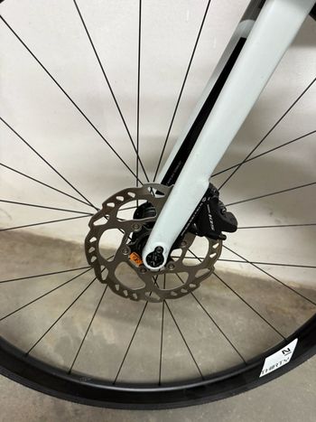 Used Focus IZALCO MAX DISC 8.6 2021 2021 Road & Gravel, Gris claro — image 3 of 7