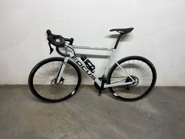 Used Focus IZALCO MAX DISC 8.6 2021 2021 Road & Gravel, Gris claro — image 6 of 7
