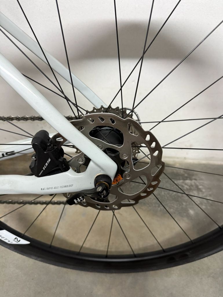 Used Focus IZALCO MAX DISC 8.6 2021 2021 Road & Gravel, Gris claro — image 1 of 7