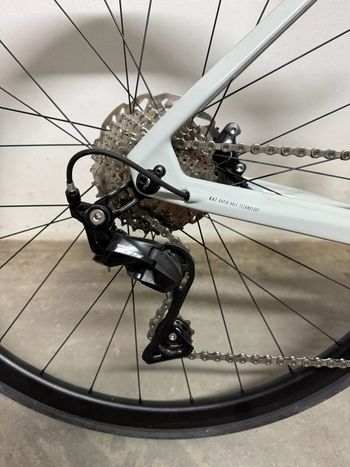 Used Focus IZALCO MAX DISC 8.6 2021 2021 Road & Gravel, Gris claro — image 5 of 7