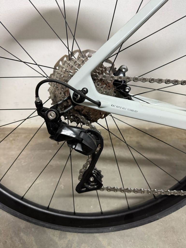 Used Focus IZALCO MAX DISC 8.6 2021 2021 Road & Gravel, Gris claro — image 5 of 7