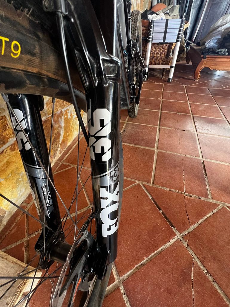 Used Trek Fuel EX 9.8 XT Gen 6 2024 2024 Mountainbike, Black, 29 — image 4 of 11