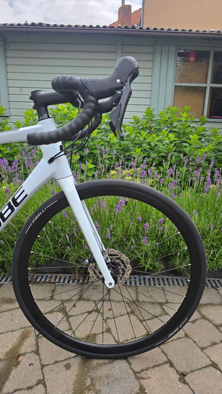 Used CUBE ATTAIN GTC RACE 2022 2022 Road & Gravel, White — image 5 of 17