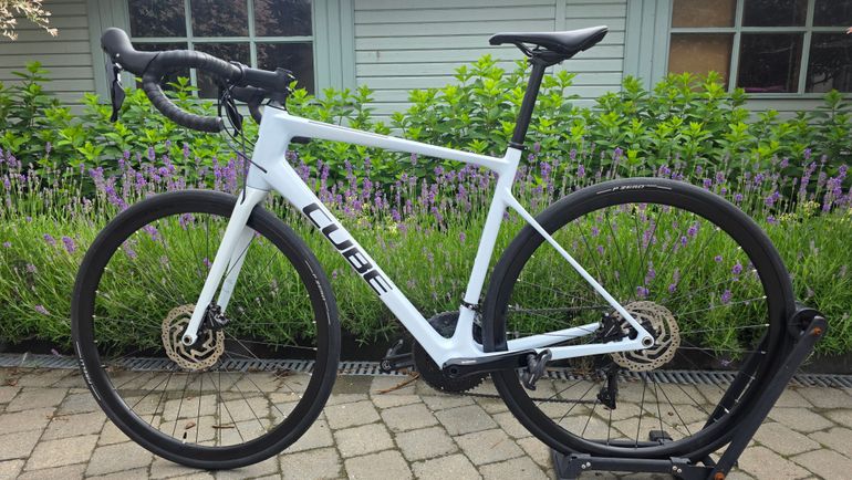 Used CUBE ATTAIN GTC RACE 2022 2022 Road & Gravel, White — image 16 of 17