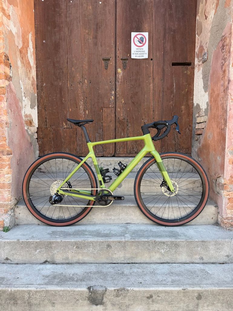 Used Scott Addict Gravel 30 2024 2024 Road & Gravel — image 1 of 18
