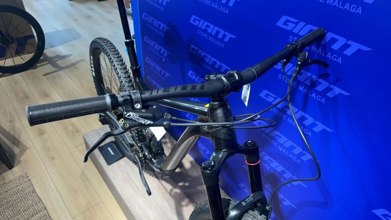 Used Giant Reign 1 2024 2024 Mountainbike, Light Gray, 27.5 — image 5 of 6