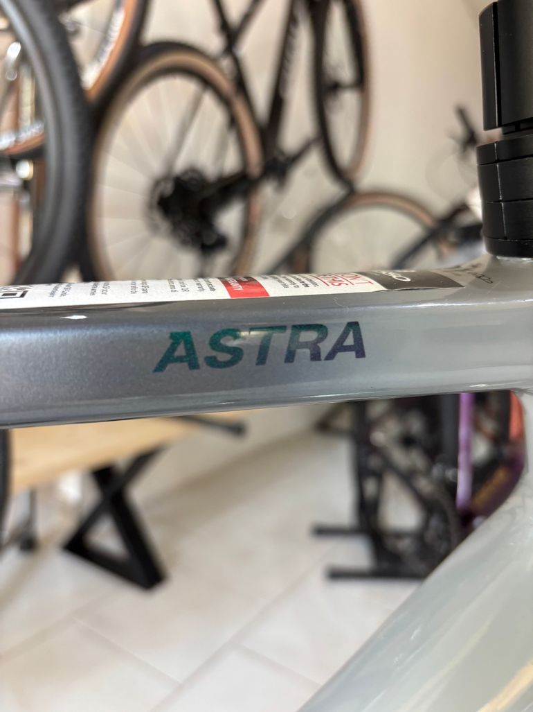 Used Basso Astra Shimano 105 Di2 2023 2023 Road & Gravel, Light Gray — image 3 of 5