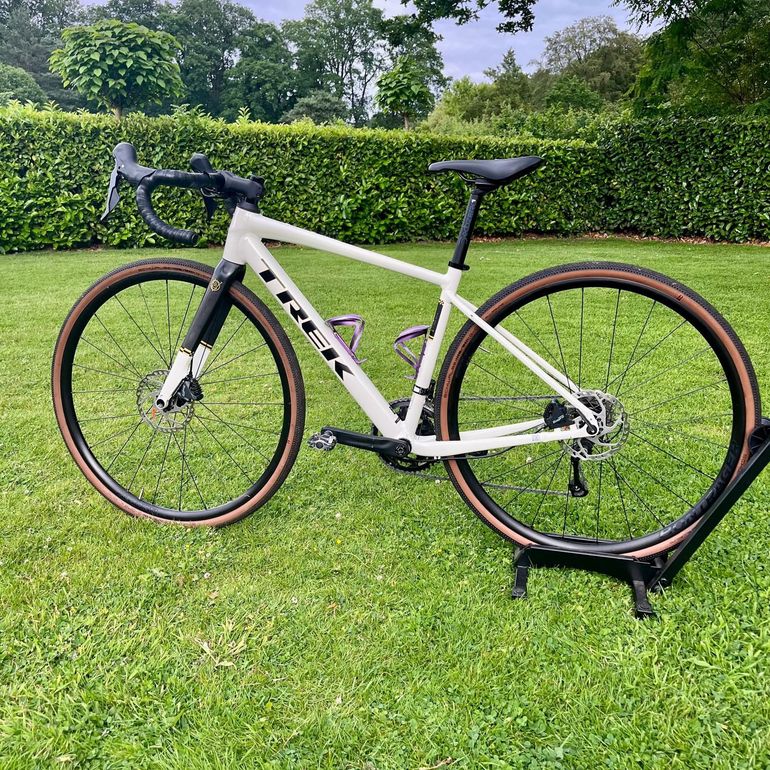 Used Trek Domane AL 4 Gen 4 2025 2025 Road & Gravel, Blanco — image 2 of 17