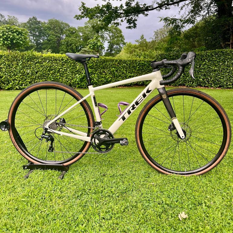 Used Trek Domane AL 4 Gen 4 2025 2025 Road & Gravel, Blanco — image 1 of 17