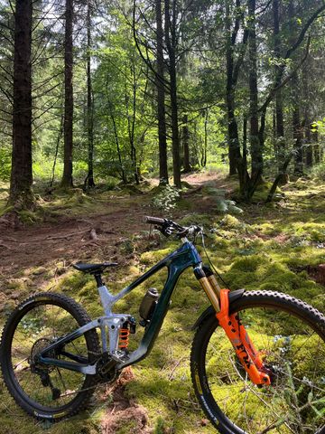 Używany Giant Reign Advanced 1 2024 2024 Mountainbike — zdjęcie 3 z 8