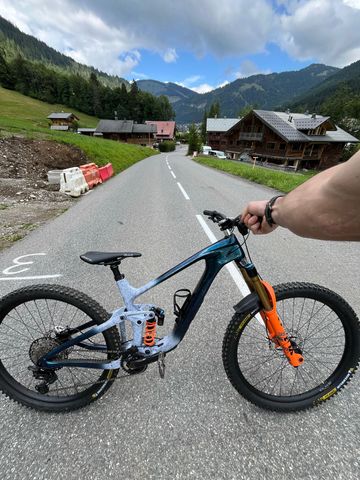 Używany Giant Reign Advanced 1 2024 2024 Mountainbike — zdjęcie 5 z 8