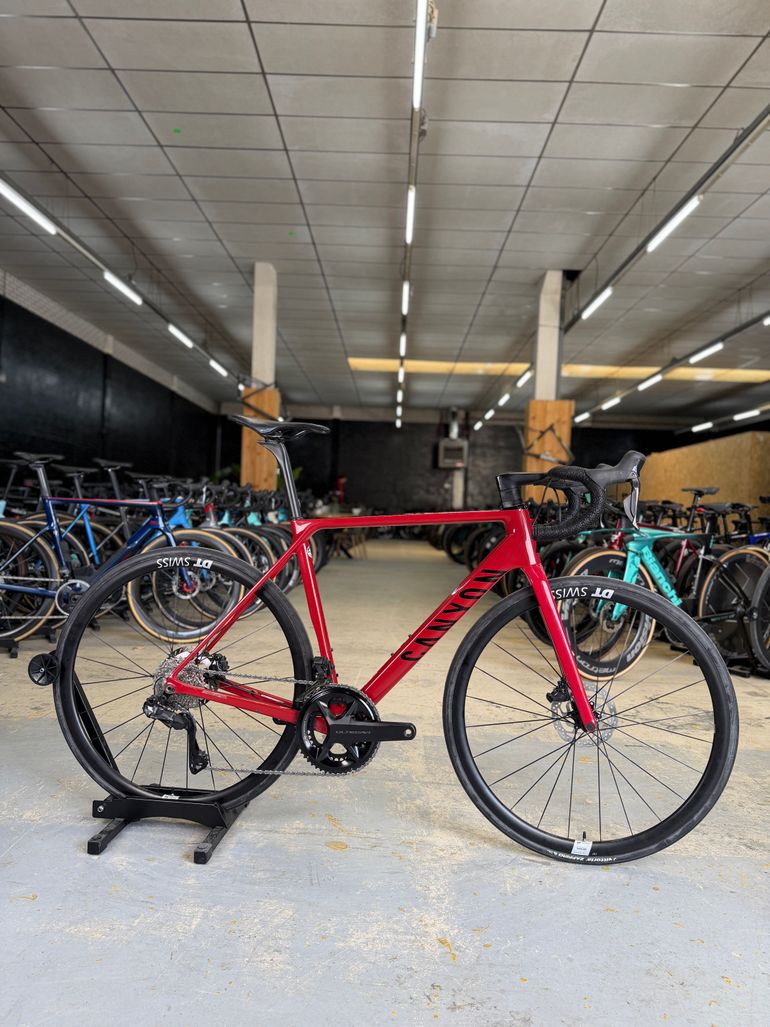 Used Canyon Ultimate CF SL Di2 Carbon 2022 Road & Gravel, Rojo — image 1 of 24