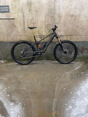 Tweedehands Orbea WILD M-TEAM 2024 2024 Mountainbike — afbeelding 4 van 5