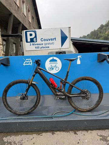 Tweedehands Orbea WILD M-TEAM 2024 2024 Mountainbike — afbeelding 1 van 5