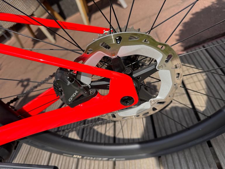 Used BMC BMC Roadmachine 01 AMP Two 2025 2025 Road & Gravel, Red — image 6 of 20