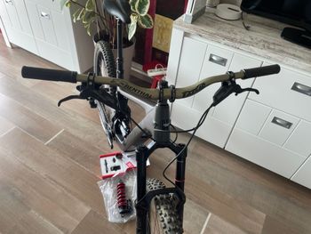 Used Santa Cruz BRONSON GX AXS RSV / Carbon C 2024 2024 Mountainbike — image 3 of 9