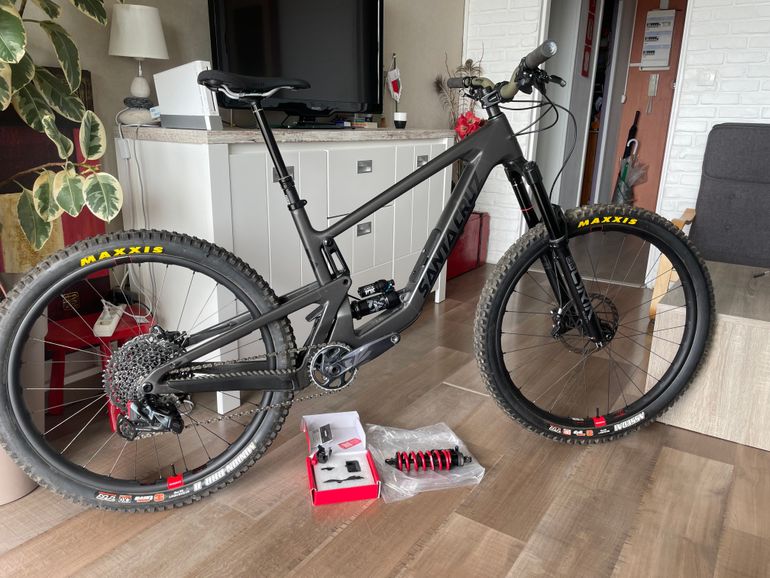 Used Santa Cruz BRONSON GX AXS RSV / Carbon C 2024 2024 Mountainbike — image 1 of 9