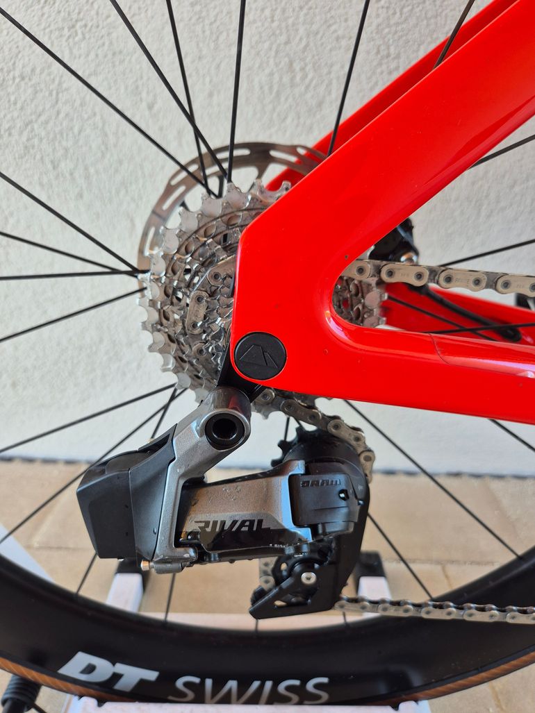Used Canyon Aeroad CF SLX 7 Disc eTap 2023 2023 Road & Gravel, Red — image 3 of 7