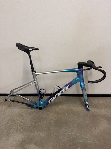 Used Giant Revolt Advanced Pro FF 2025 Frameset 2025 Road & Gravel, Blue — image 1 of 8