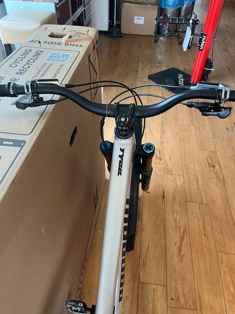 Used Propain Tyee AL 29 Highend 2023 2023 Mountainbike, White, 29 — image 4 of 6