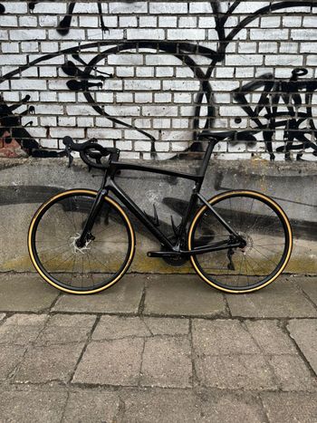 Used Specialized Tarmac SL7 Sport - Shimano 105 2025 2025 Road & Gravel — image 2 of 15