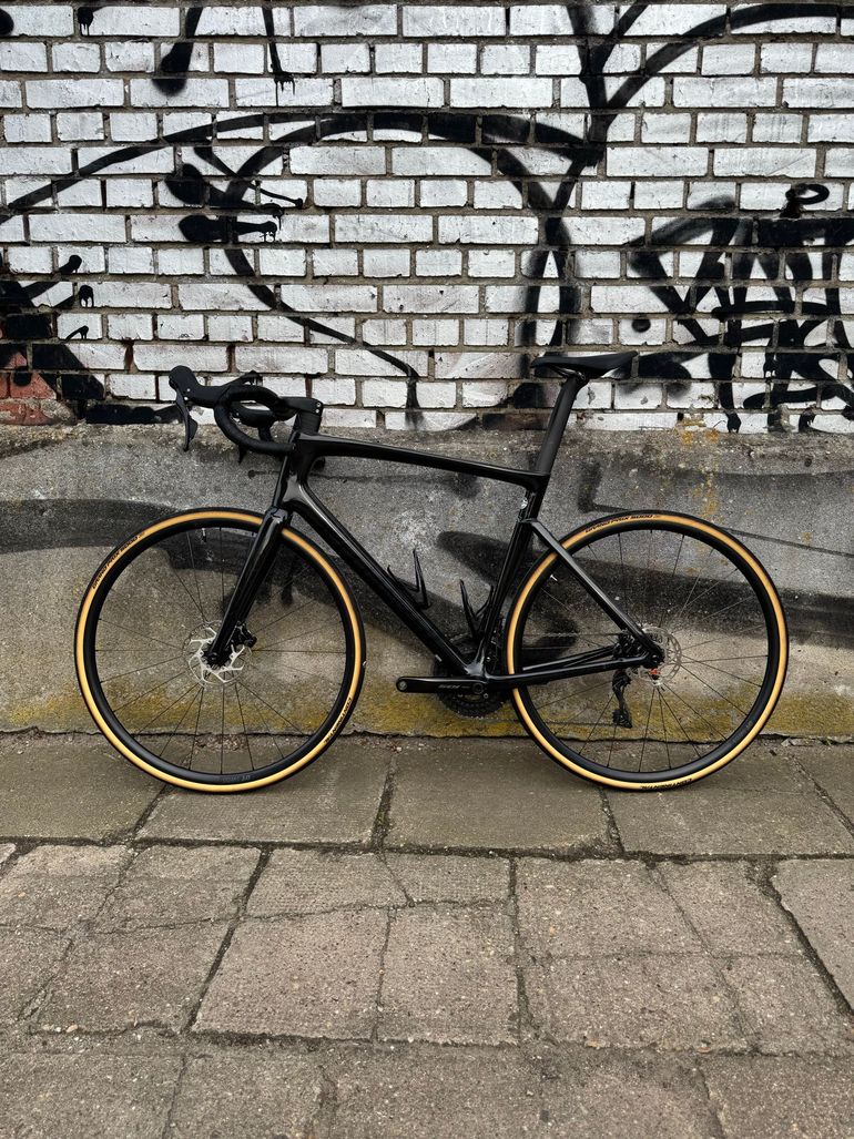 Used Specialized Tarmac SL7 Sport - Shimano 105 2025 2025 Road & Gravel — image 2 of 15