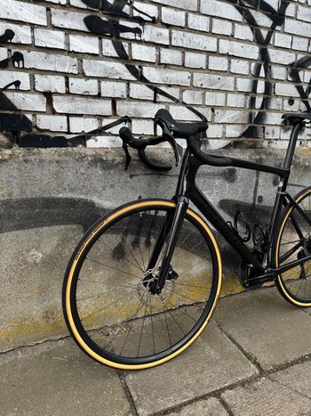 Used Specialized Tarmac SL7 Sport - Shimano 105 2025 2025 Road & Gravel — image 4 of 15