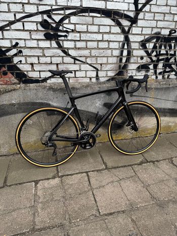 Used Specialized Tarmac SL7 Sport - Shimano 105 2025 2025 Road & Gravel — image 3 of 15