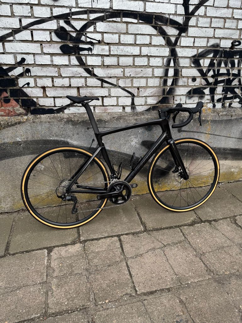 Used Specialized Tarmac SL7 Sport - Shimano 105 2025 2025 Road & Gravel — image 3 of 15