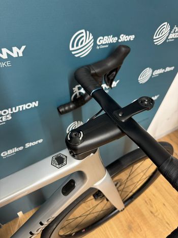 Used Cannondale SUPERSIX EVO DISC DI2 2023 Road & Gravel, Light Gray — image 12 of 17
