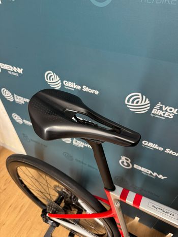 Used Cannondale SUPERSIX EVO DISC DI2 2023 Road & Gravel, Light Gray — image 8 of 17