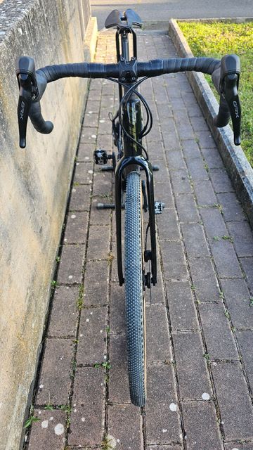 Used Giant Revolt Shimano GRX 2023 Road & Gravel, Black — image 8 of 13