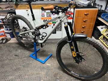 Commencal META TR V4 OHLINS EDITION 2022 2022 Mountainbike usato, Grigio chiaro — immagine 2 di 6