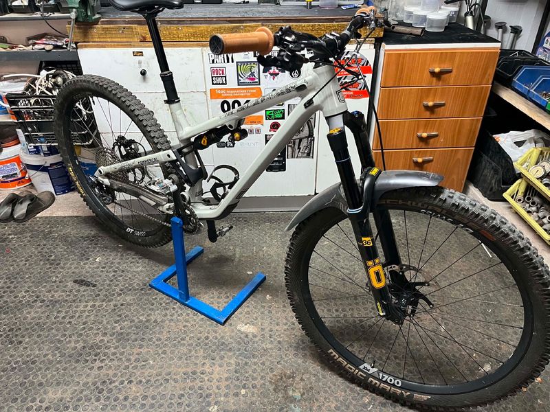 Commencal META TR V4 OHLINS EDITION 2022 2022 Mountainbike usato, Grigio chiaro — immagine 2 di 6
