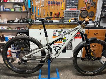 Commencal META TR V4 OHLINS EDITION 2022 2022 Mountainbike usato, Grigio chiaro — immagine 6 di 6