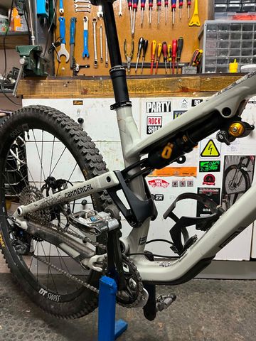 Commencal META TR V4 OHLINS EDITION 2022 2022 Mountainbike usato, Grigio chiaro — immagine 5 di 6