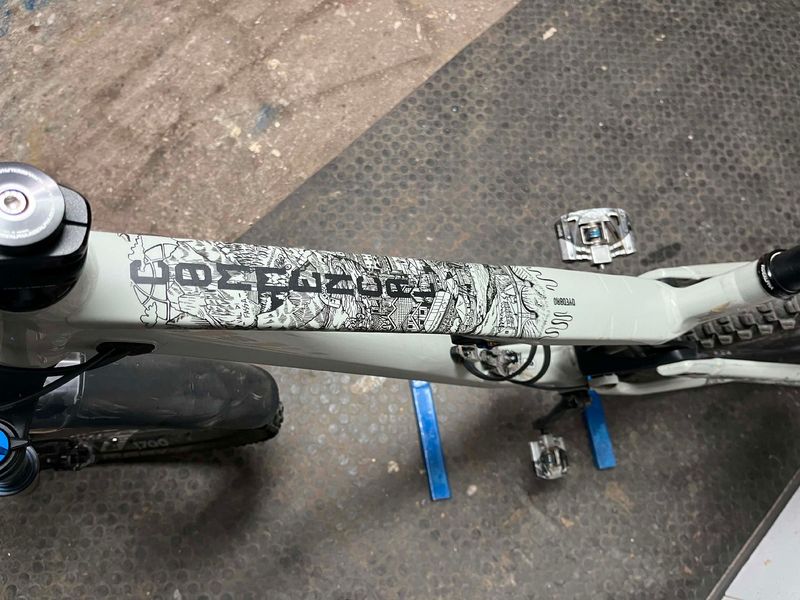 Commencal META TR V4 OHLINS EDITION 2022 2022 Mountainbike usato, Grigio chiaro — immagine 3 di 6