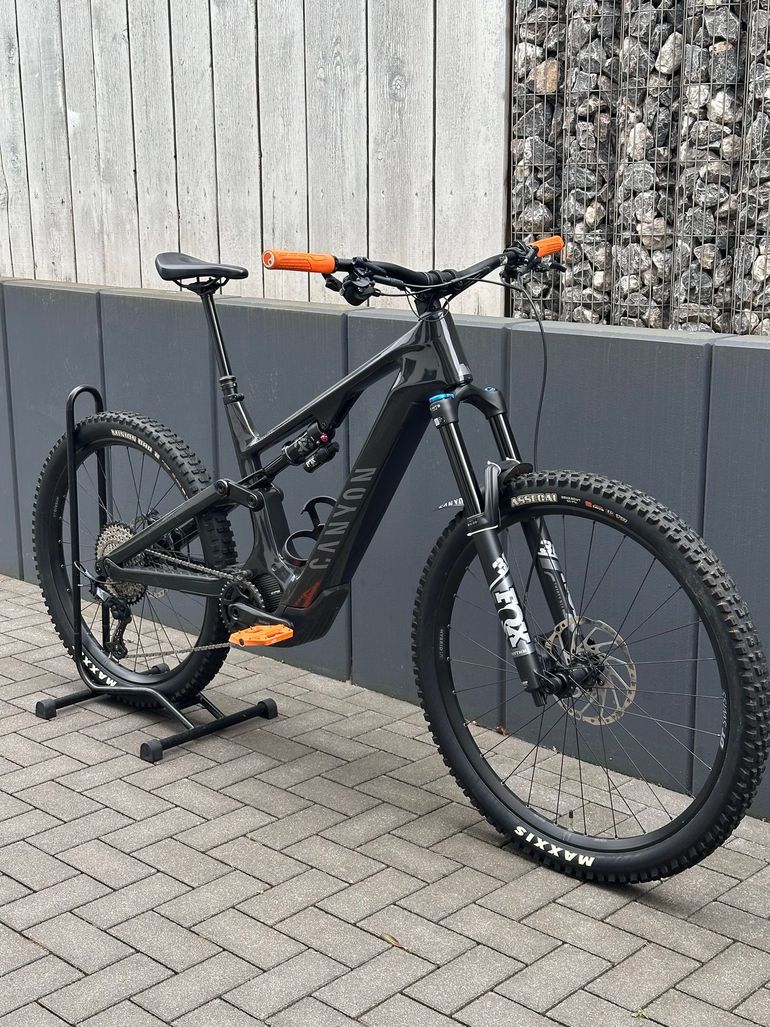 Used Canyon Spectral:ON CF 8 2024 2024 Mountainbike, Black, 29, 27.5 — image 1 of 15
