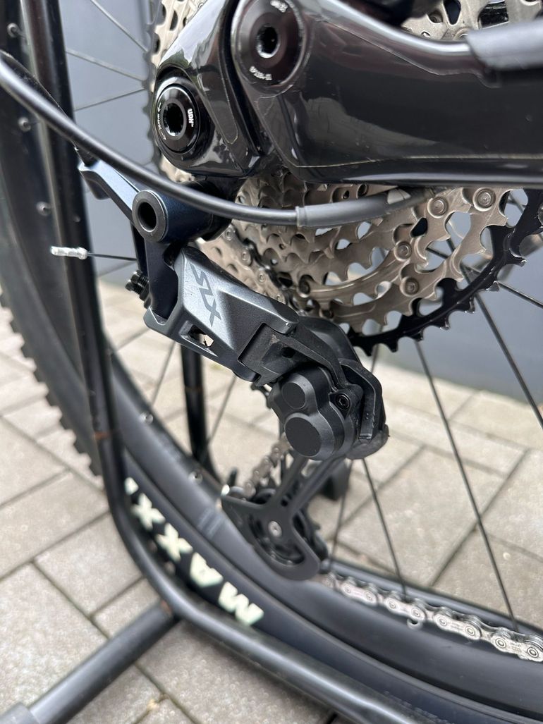 Used Canyon Spectral:ON CF 8 2024 2024 Mountainbike, Black, 29, 27.5 — image 6 of 15
