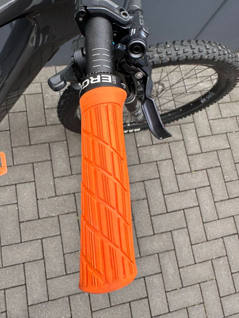 Used Canyon Spectral:ON CF 8 2024 2024 Mountainbike, Black, 29, 27.5 — image 7 of 15