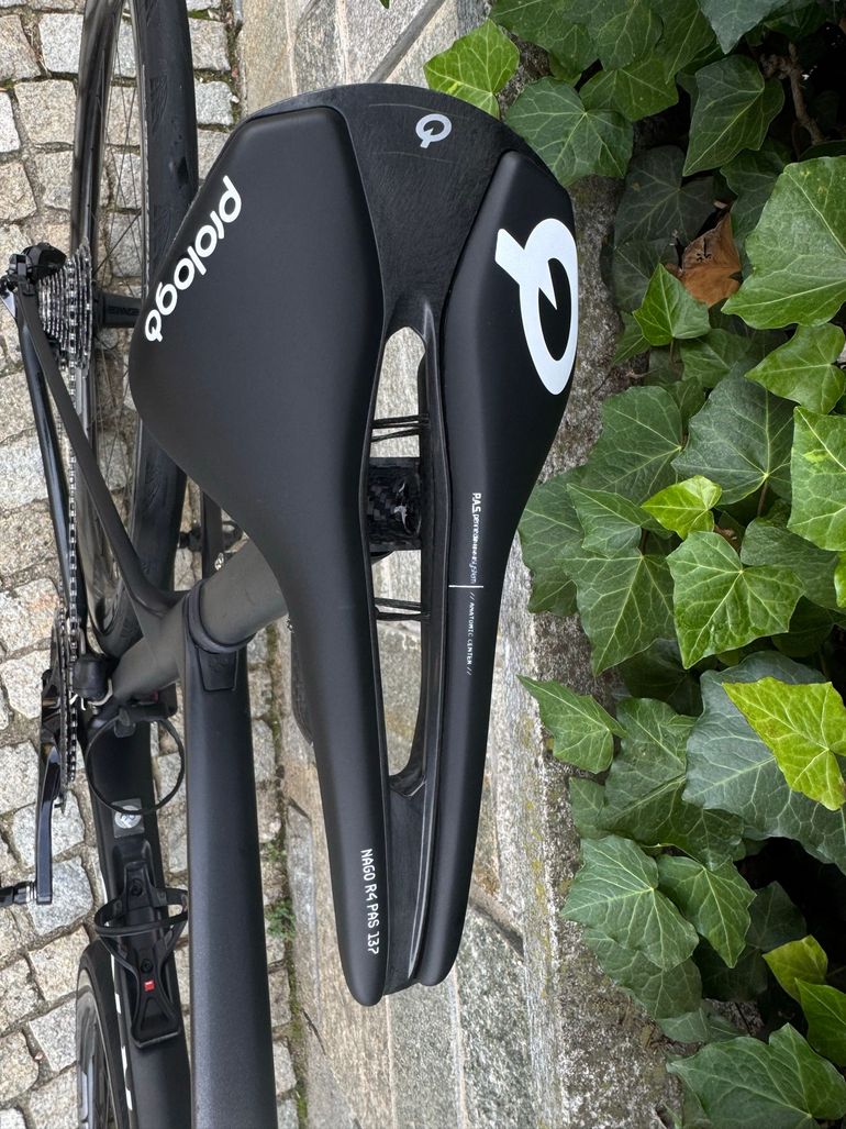 Used Colnago V4Rs Disc Dura-Ace Di2 9200 w/ENVE SES 3.4 Wheels 2024 2024 Road & Gravel, Black — image 7 of 8