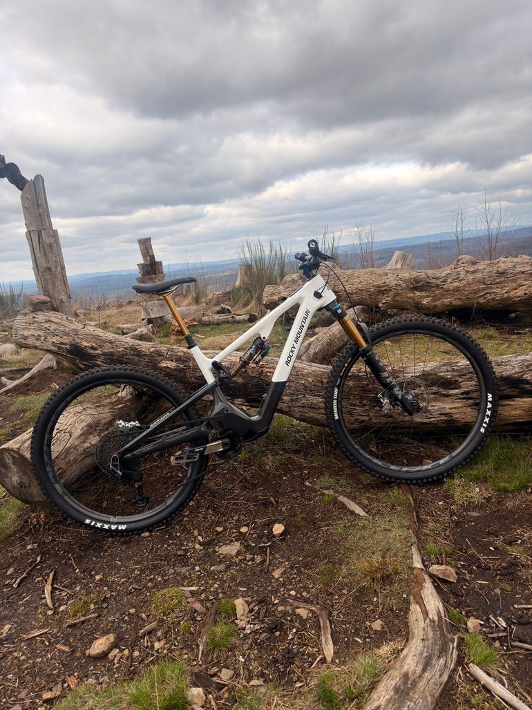 Used Rocky Mountain Instinct Powerplay SL Carbon 90 2025 2025 Mountainbike — image 3 of 10