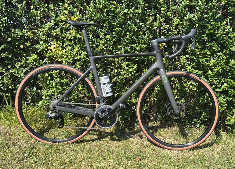 Used Scott Addict RC 30 2025 2025 Road & Gravel, Green — image 3 of 3