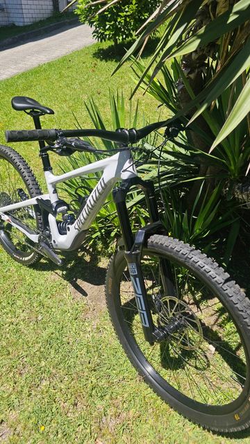Used Specialized Enduro Comp 2023 2023 Mountainbike, Light Gray, 29 — image 2 of 7