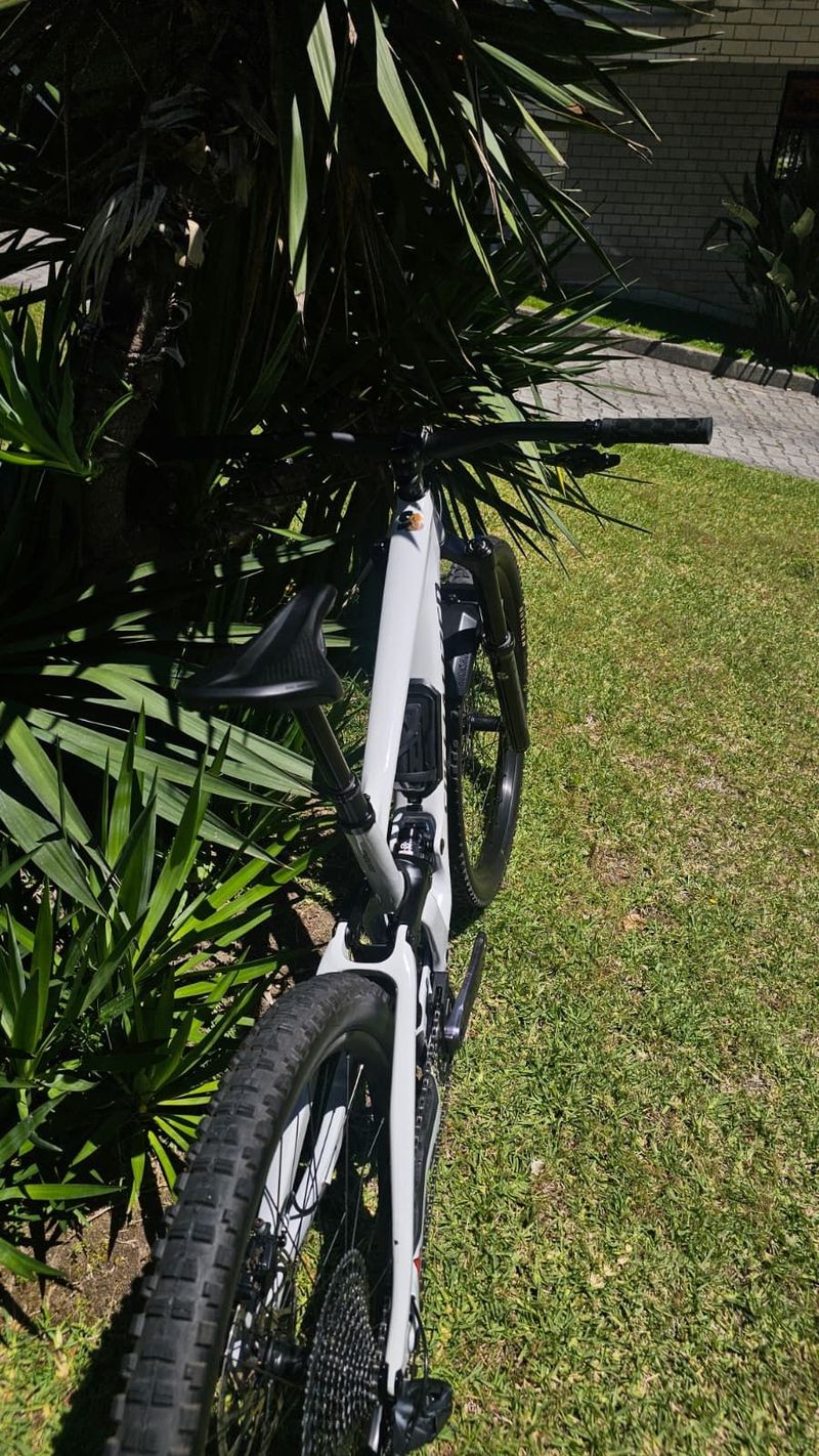 Used Specialized Enduro Comp 2023 2023 Mountainbike, Light Gray, 29 — image 5 of 7