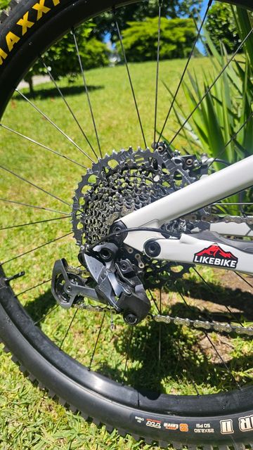 Used Specialized Enduro Comp 2023 2023 Mountainbike, Light Gray, 29 — image 7 of 7