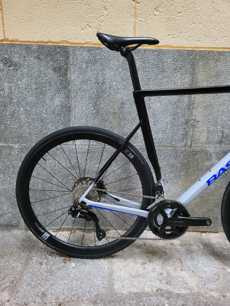 Used Basso Astra Shimano 105 Di2 2025 Carbon Wheels 2025 Road & Gravel — image 3 of 6