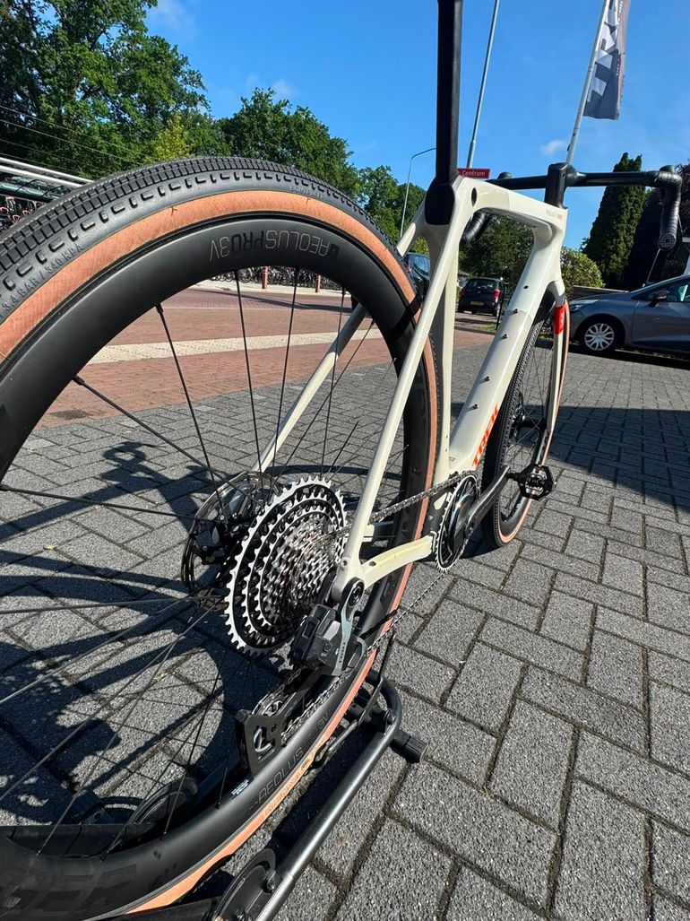Used Trek Checkmate SLR 9 AXS 2025 2025 Road & Gravel, White — image 5 of 10